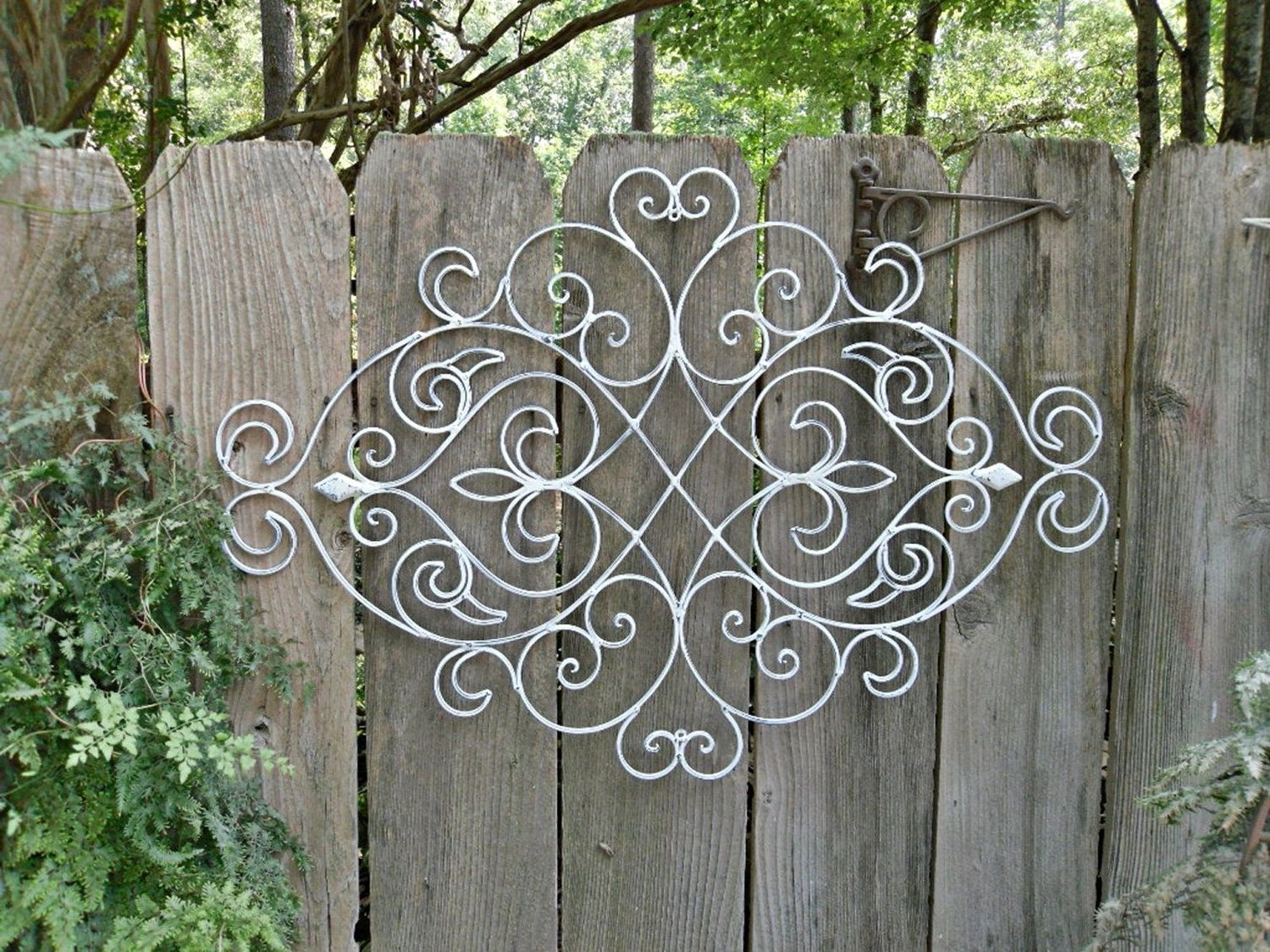 Current White Shabby Chic Metal Wall Decor/ Fleur De Lis / Patio / Indoor Regarding Outdoor Wrought Iron Wall Art (View 11 of 15)